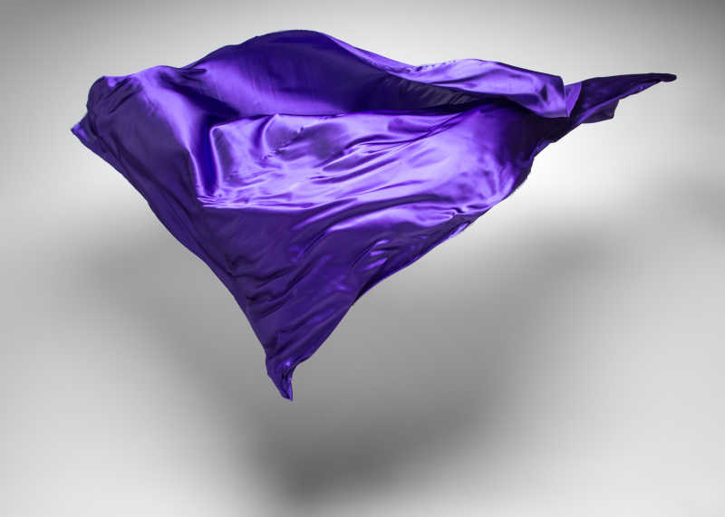 柔顺的紫色丝巾