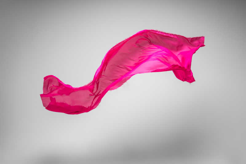 飘扬的粉色丝巾
