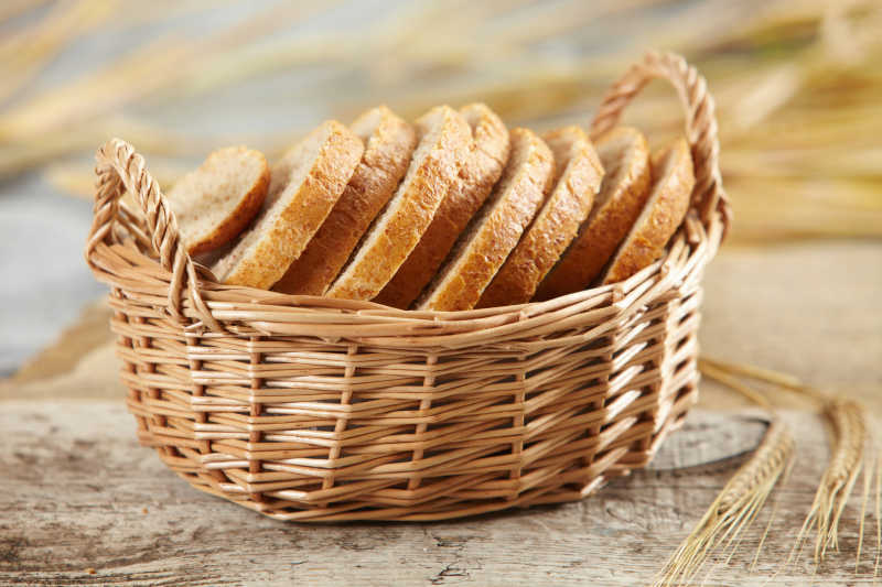 小木篮里切成片的面包