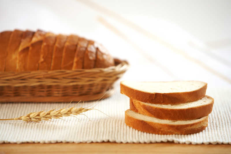 白色餐巾上的新鲜切片面包