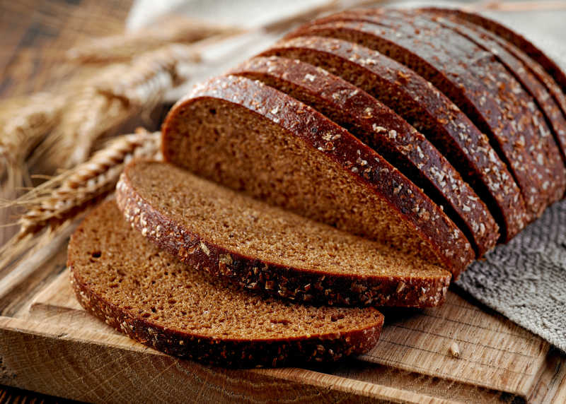 木制砧板上新鲜的黑麦面包
