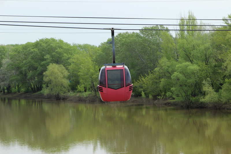 红缆车过河