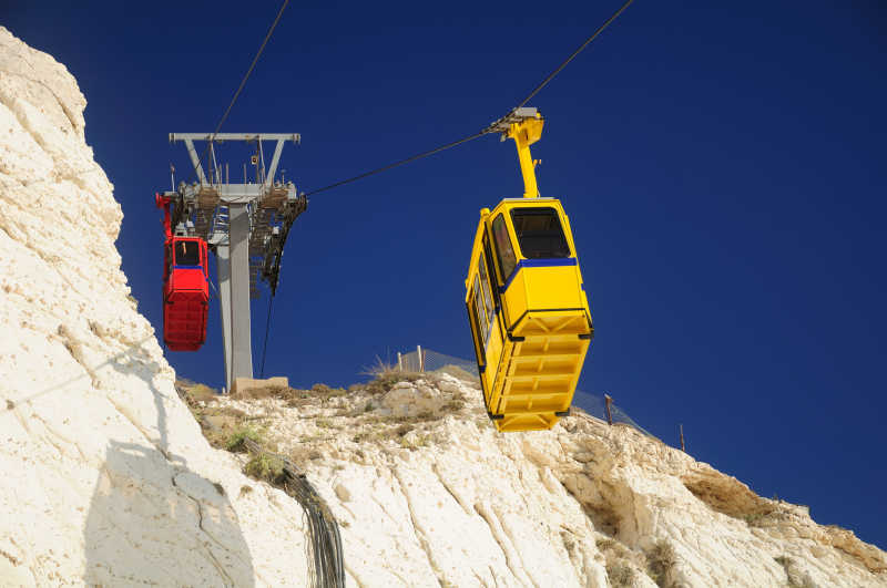 山上的红色缆车和黄色缆车