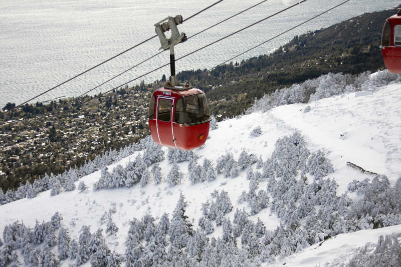 雪山上的红色缆车