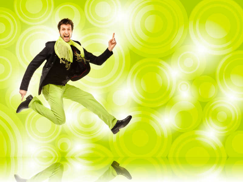 绿色背景上高高跃起的跳舞的男人