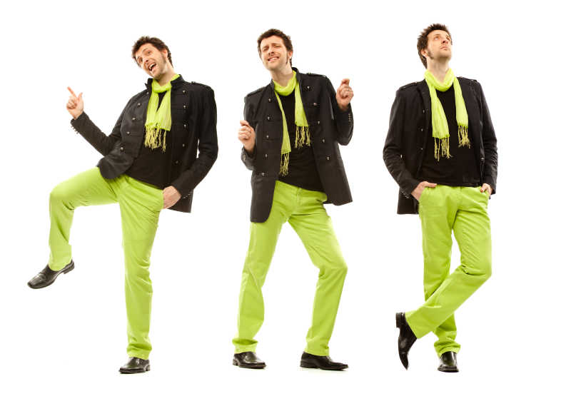 穿绿色服装的人正跳着70年代的舞步