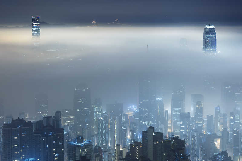 雾霾下的城市高楼