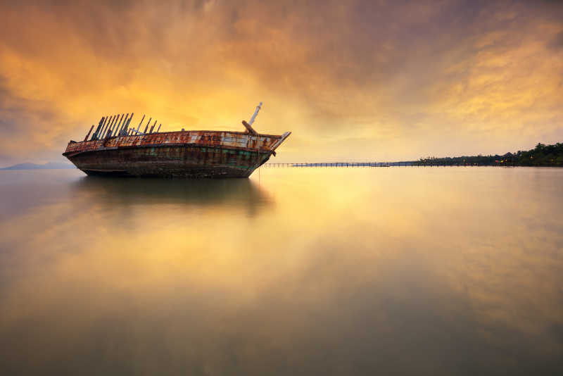 夕阳下的老式渔船