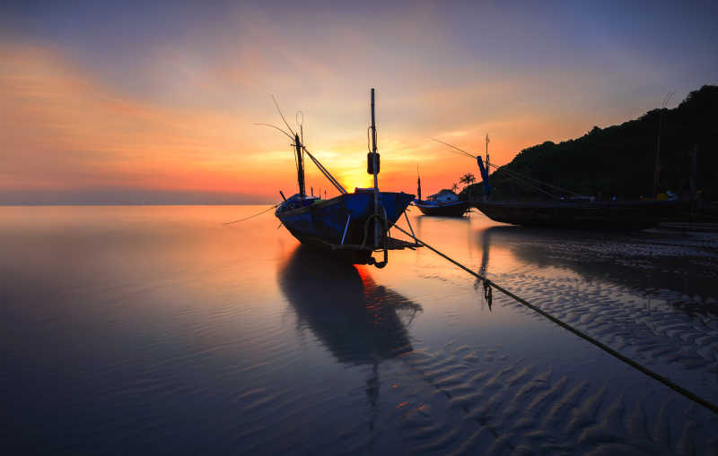 海上日落下的渔船