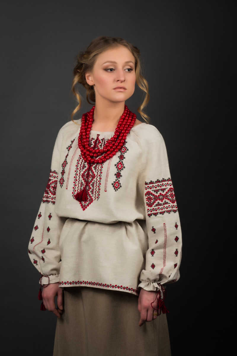 灰色背景下穿着刺绣衣服的乌克兰美女