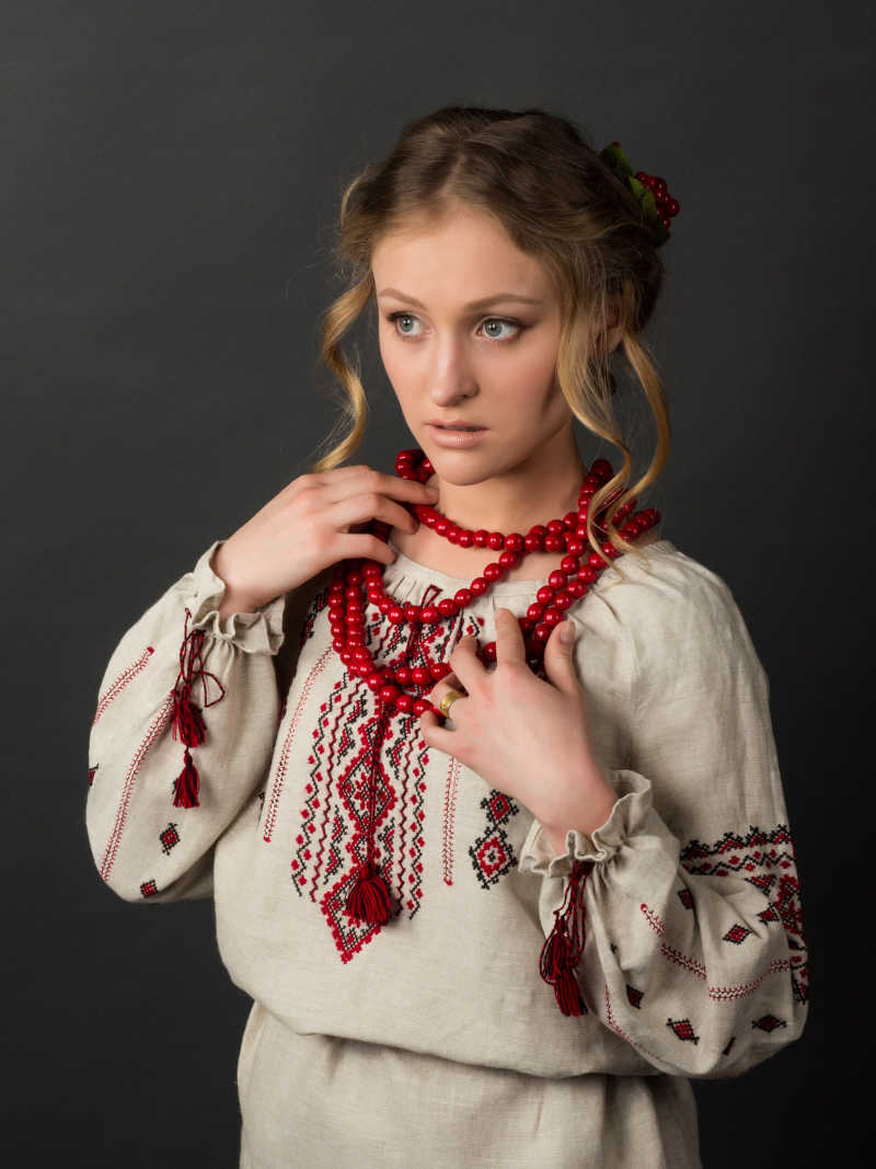 穿刺绣衣服的大眼睛乌克兰美女