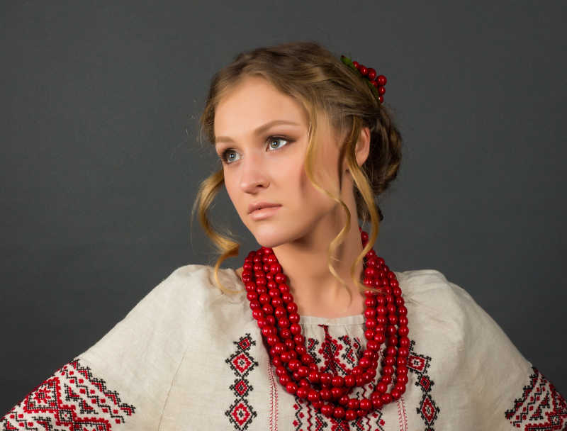 穿刺绣衣服的乌克兰美女