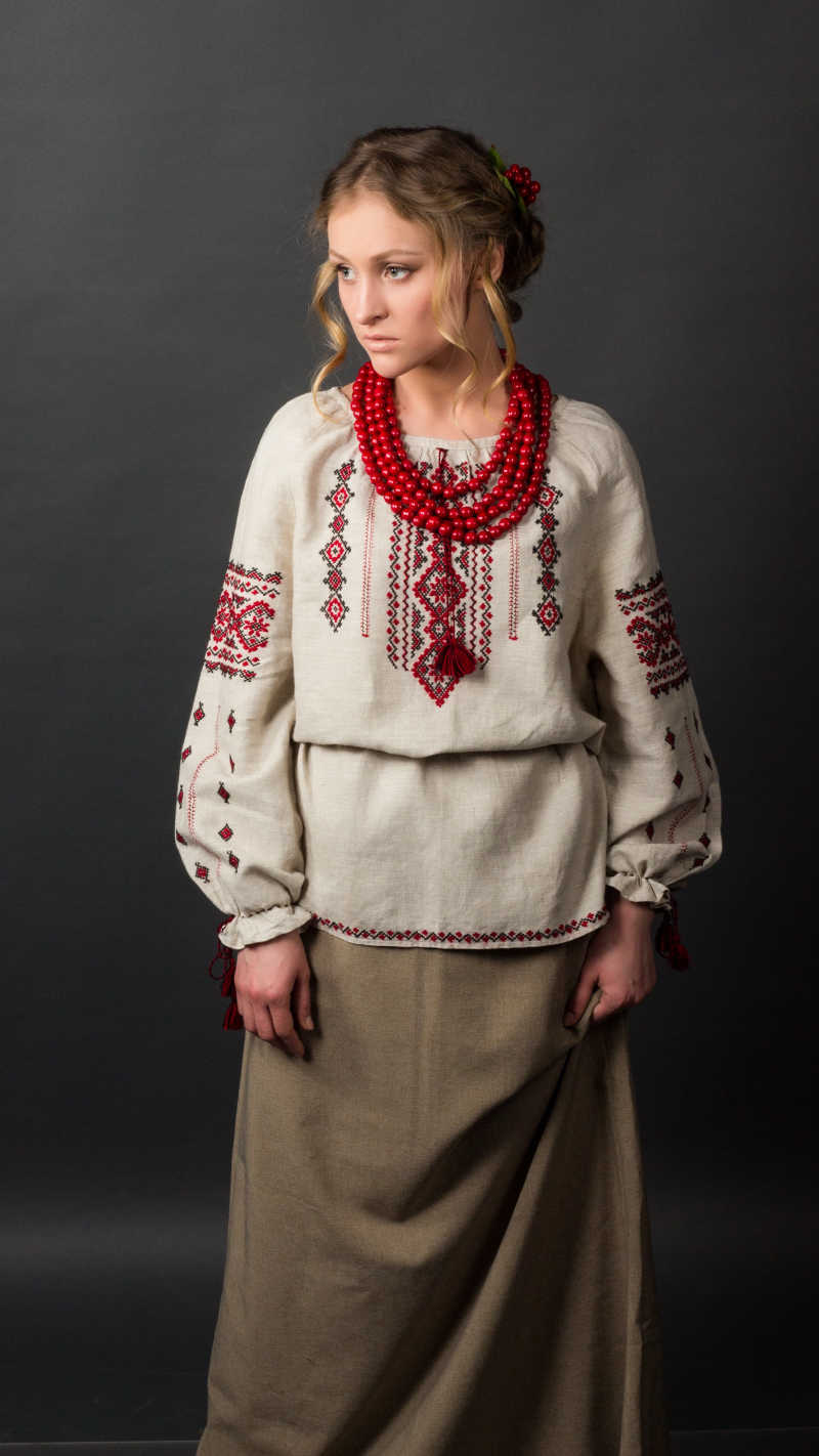 穿着刺绣衣服的乌克兰美女
