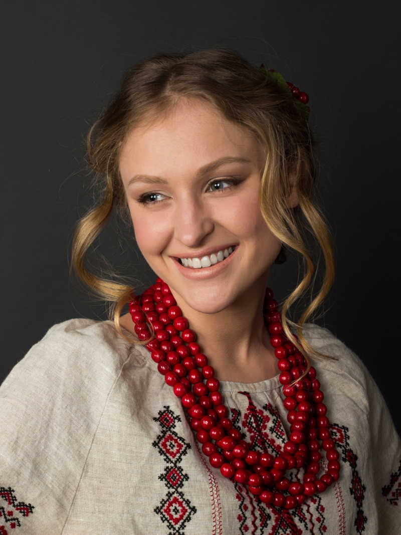 微笑的年轻乌克兰美女
