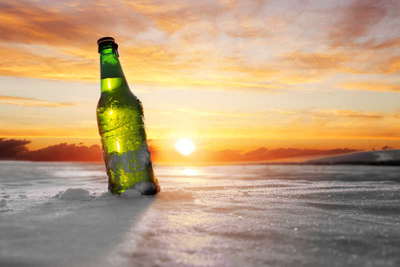 夕阳下的一瓶冷啤酒
