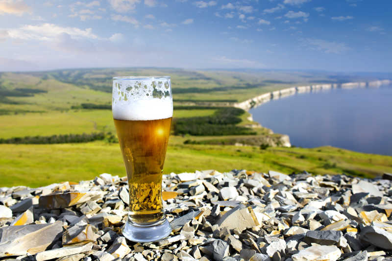 海岸线旁的一杯冰镇啤酒