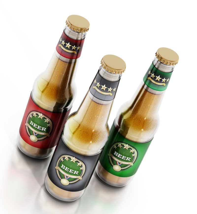 白色背景下三种不同标签的啤酒瓶