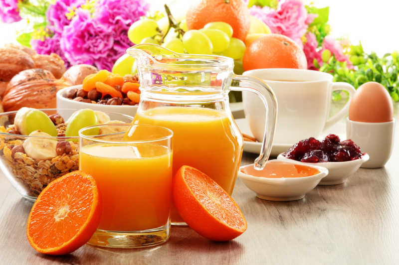 有咖啡和橙汁与水果的丰富的营养早餐