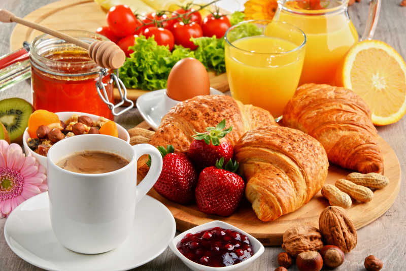 由咖啡和面包与水果组成的均衡的早餐饮食