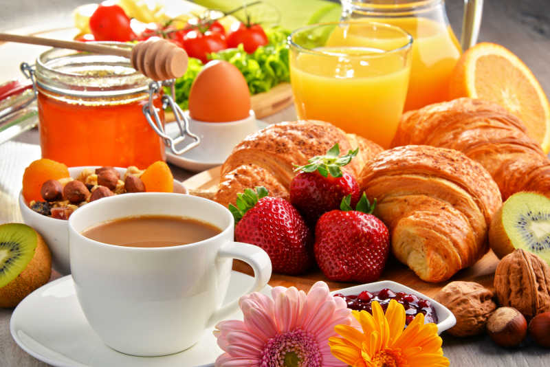 健康的面包和水果与咖啡的营养早餐