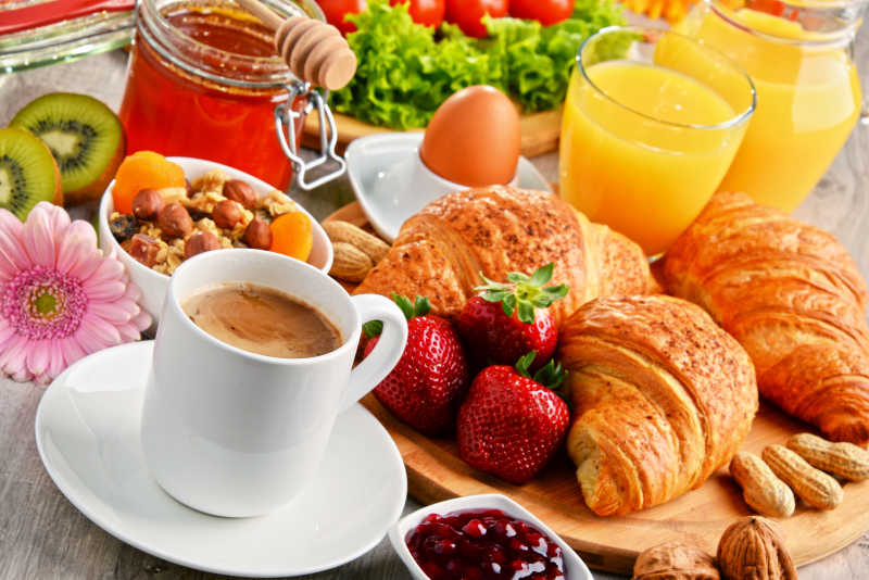面包和饮料与咖啡的健康营养早餐