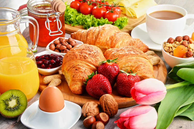 牛角包和水果与咖啡的均衡营养早餐