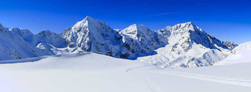 蓝天下雪白的阿尔卑斯山