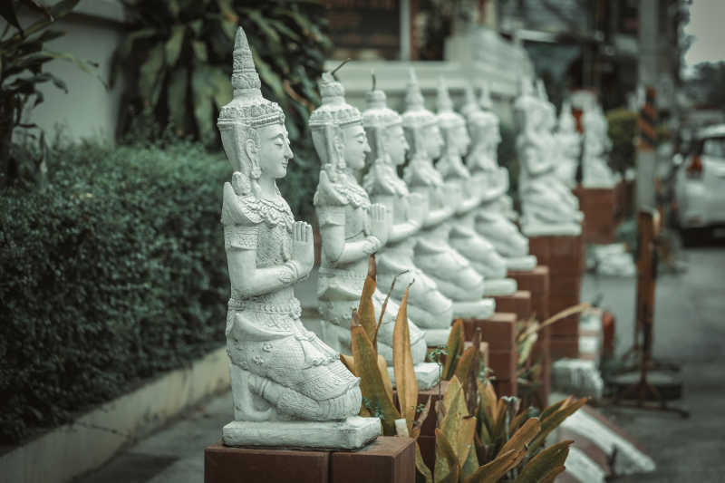 泰国佛教寺院装饰中的如来佛祖塑像