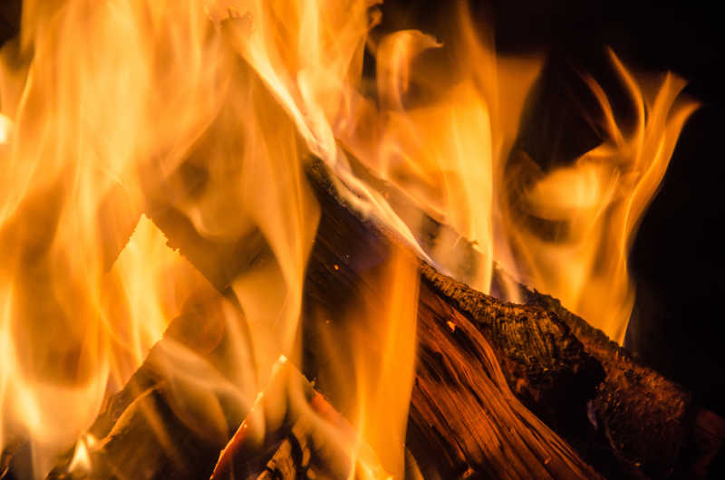 木材燃烧时的火焰