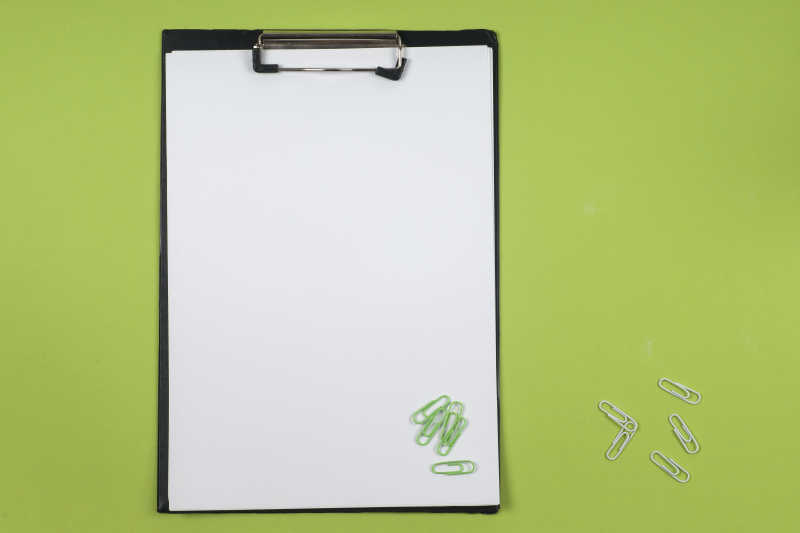 绿色背景下文件夹上的空白纸张