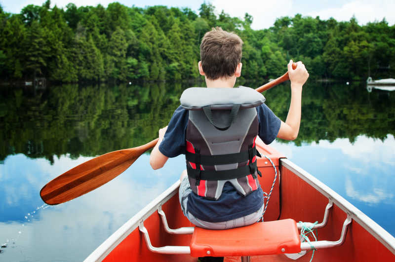 在平静的加拿大湖上划独木舟前的孩子