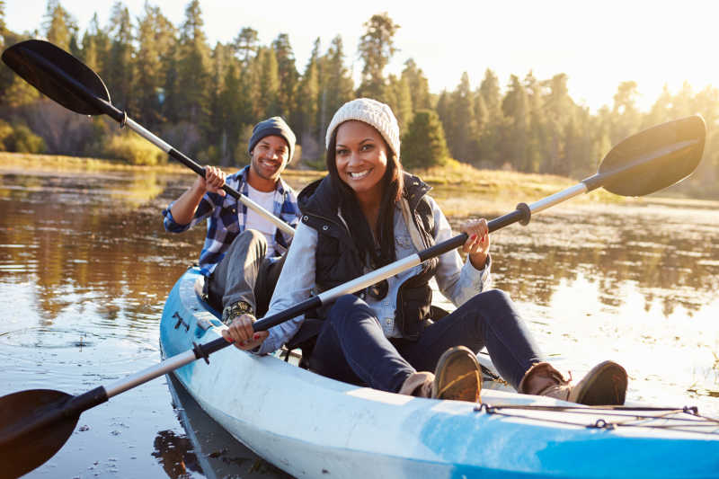 非洲裔美国夫妇在湖上划皮艇
