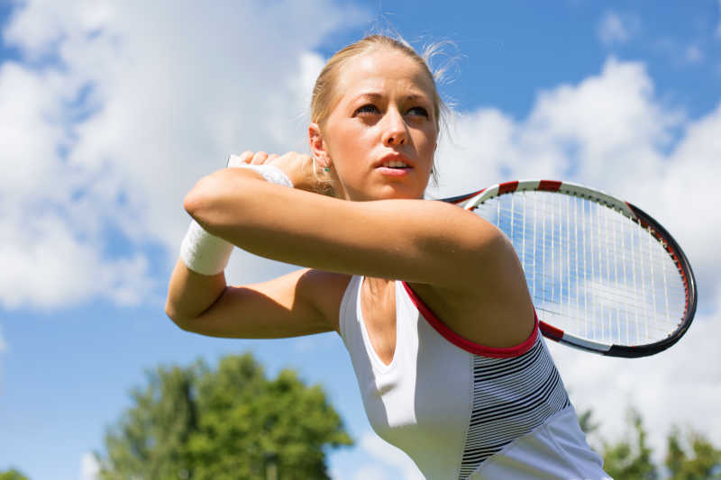 打网球的女运动员肖像