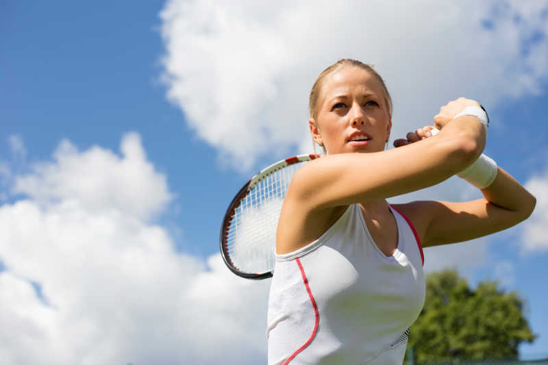 女子练网球