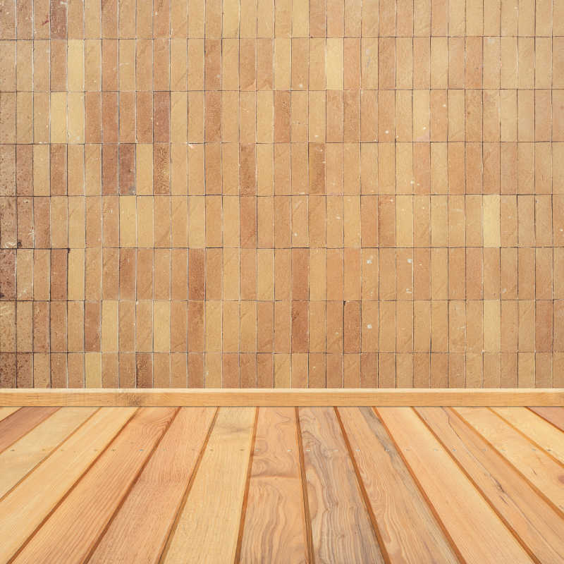 木质地板和拼接的砖墙