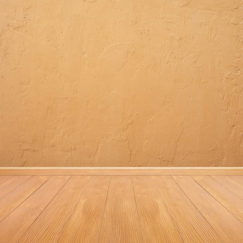 黄色的木质地板和未粉刷的土墙