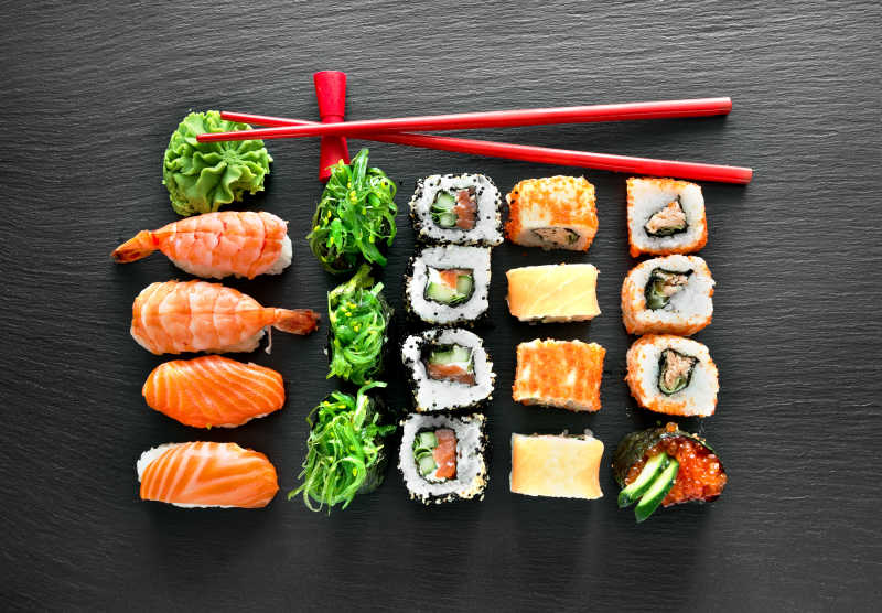石板桌上的寿司和筷子