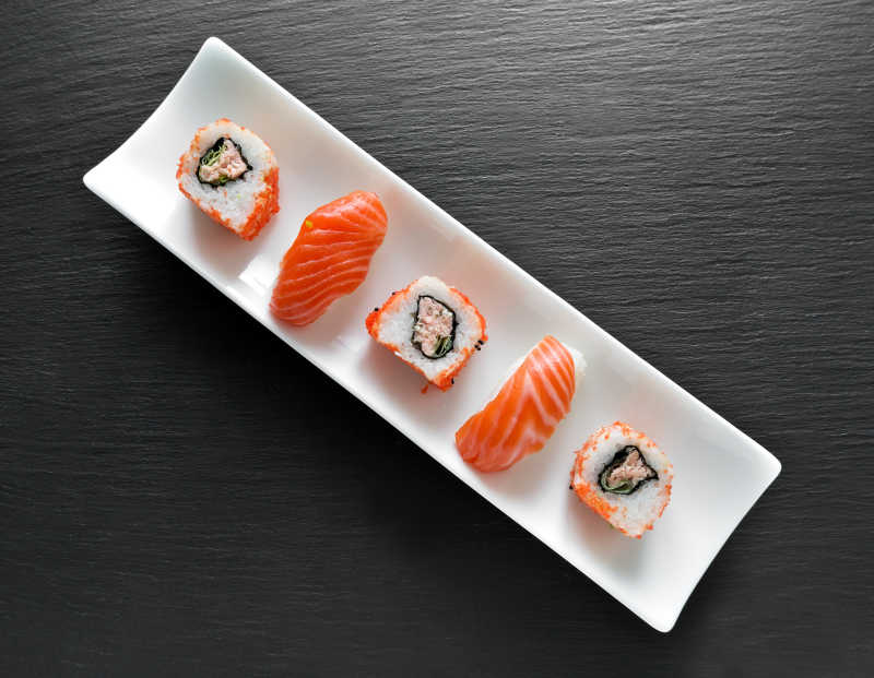 长方形的白盘子里的寿司