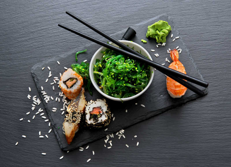 板岩桌上的寿司与海藻色拉