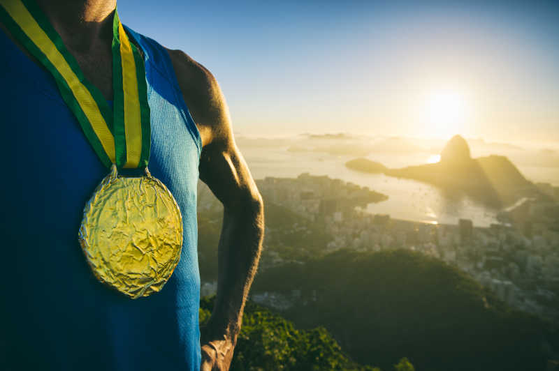 金牌冠军运动员站在山顶看日出