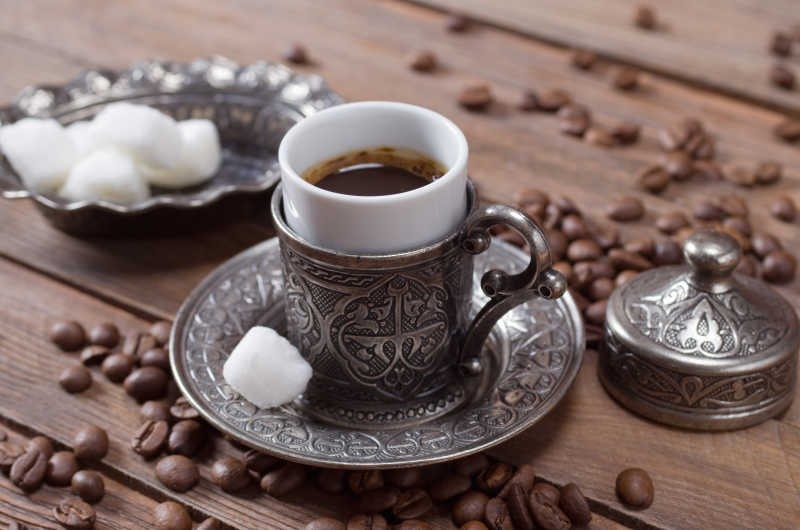 美味的放在银制茶具里的土耳其咖啡