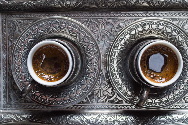放在银制茶具里的土耳其咖啡很美味
