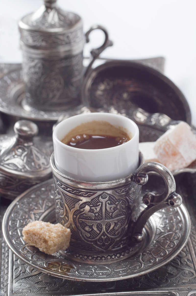 放在银制茶具里的美味的土耳其咖啡