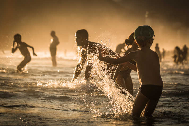 里约热内卢海滩玩耍的游客