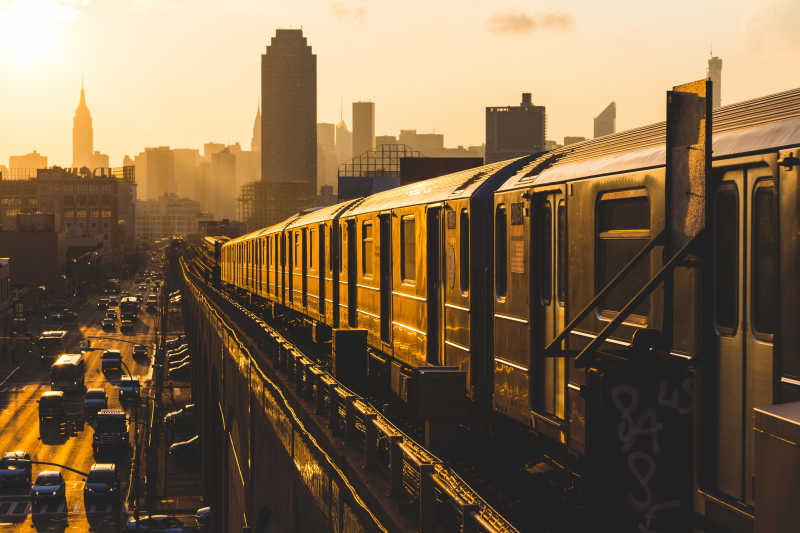 夕阳下的纽约地铁列车