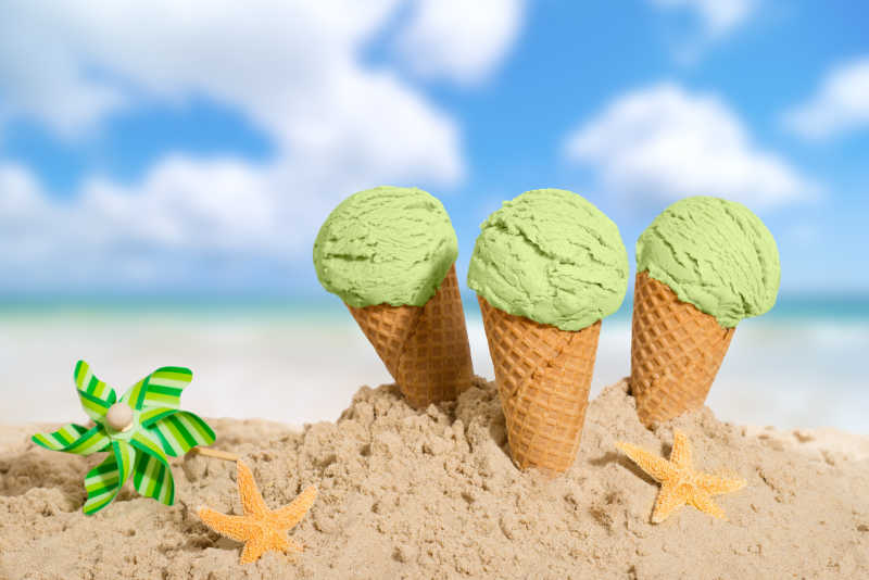 三支插在海滩上的抹茶味冰淇淋