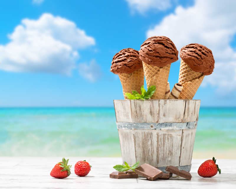 海滩背景上美味的巧克力冰淇淋