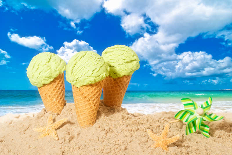 三支抹茶冰淇淋插在海滩里