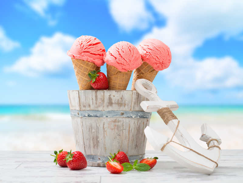 海滩上美味的草莓味冰淇淋