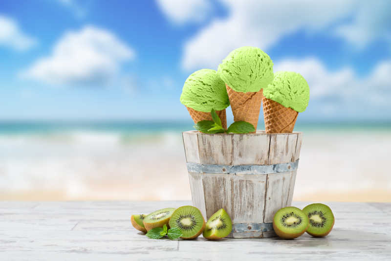 海滩上美味的猕猴桃冰淇淋